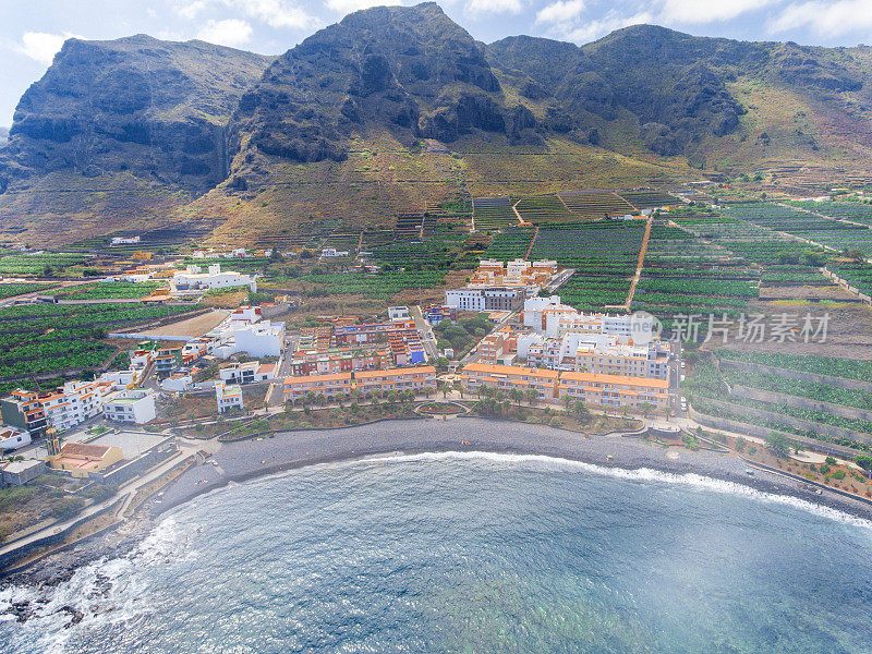 加那利群岛特内里费岛北部海岸的La Caleta海滩鸟瞰图。